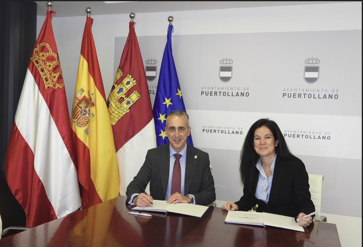 The representative of Red Eléctrica in Castilla-La Mancha, Patricia Crego, and Puertollano Mayor, Miguel Ángel Ruiz, sign the agreement.