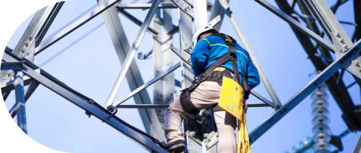 Hombre subido a torre eléctrica