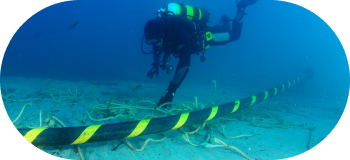 Submarinista tendiendo cable submarino