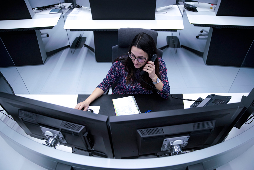 Mujer operadora de REE en la oficina de Tres Cantos (Madrid)