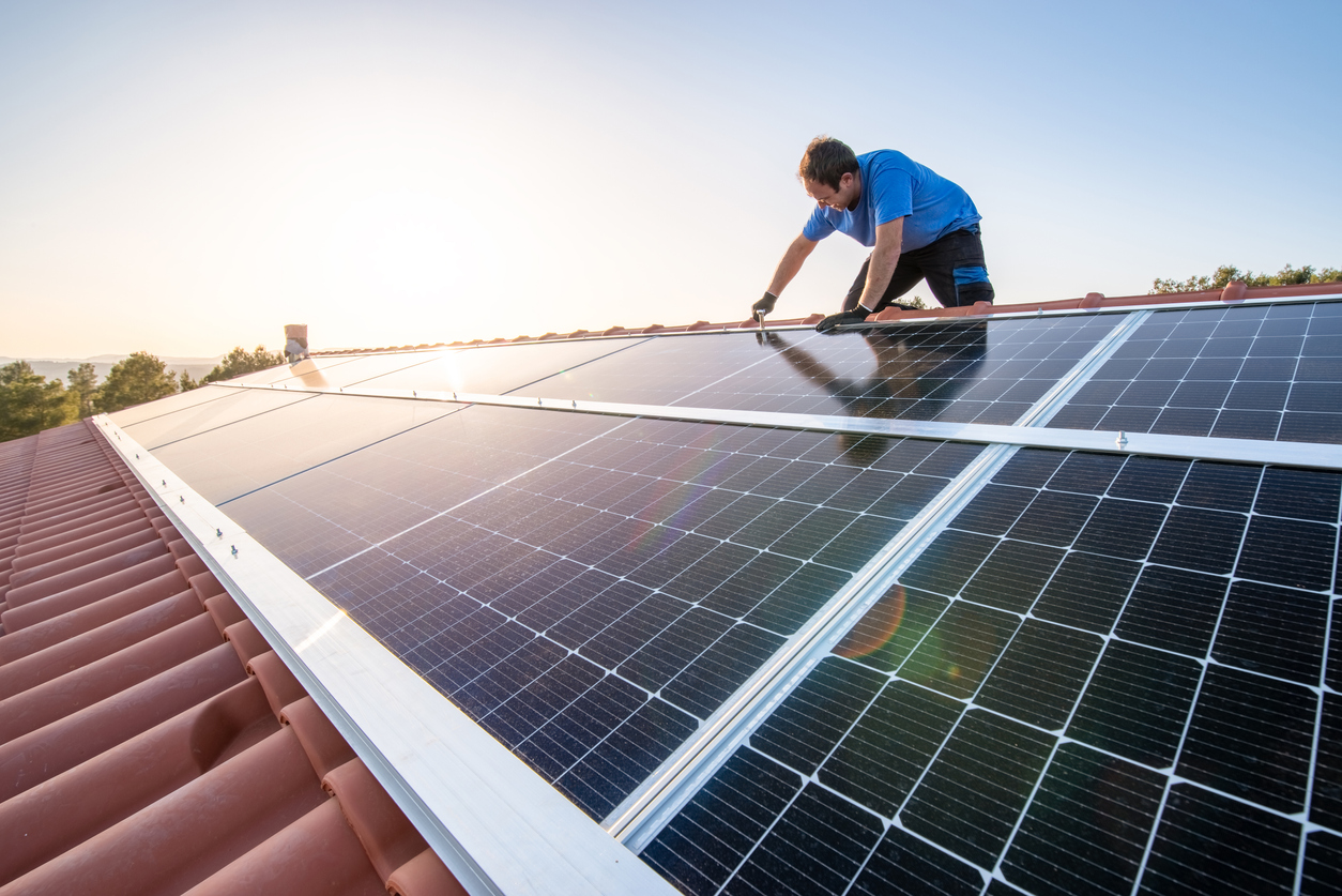 persona colocando placas solares