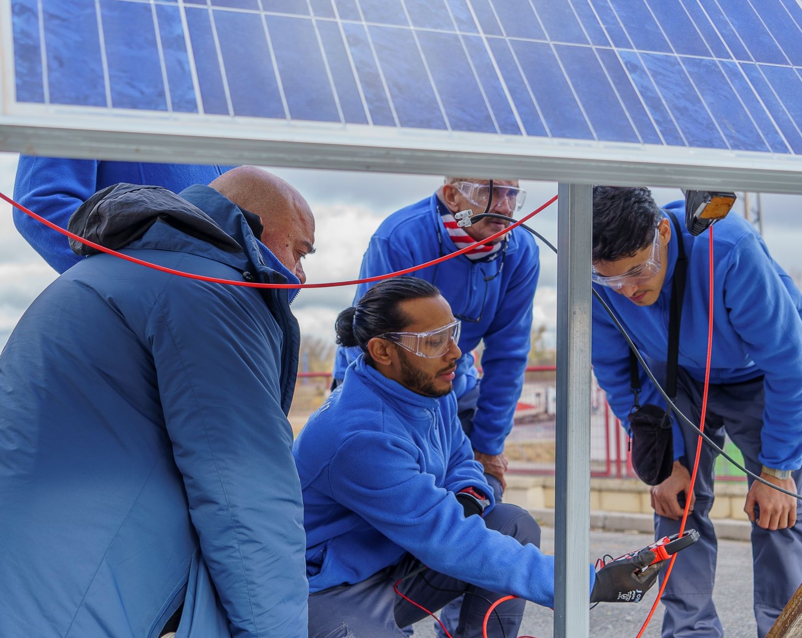 Trabajadores manipulando placa solar