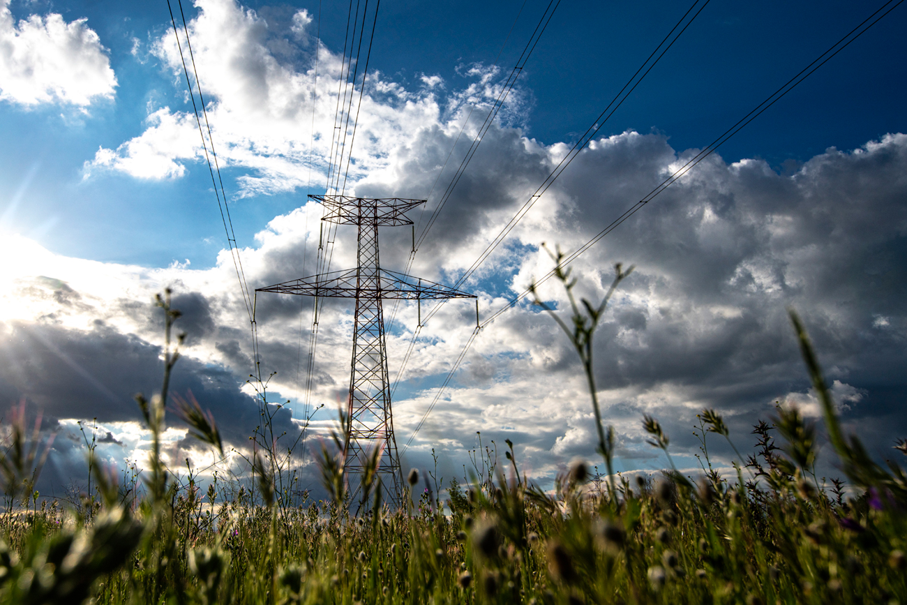 Línea eléctrica en un campo