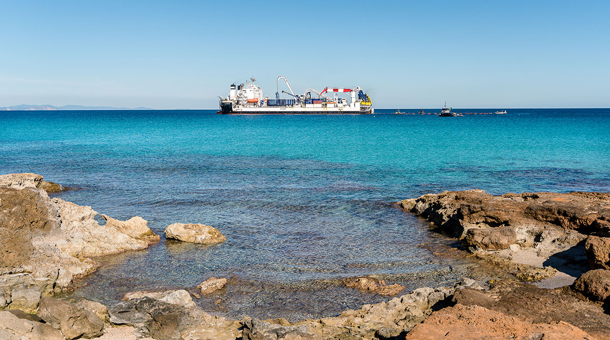 Barco cablero en Formentera