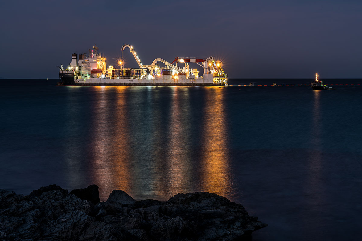 Barco cablero de noche