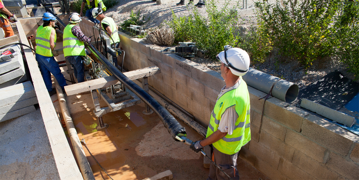 Trabajadores en una obra del soterramiento de un cable eléctrico