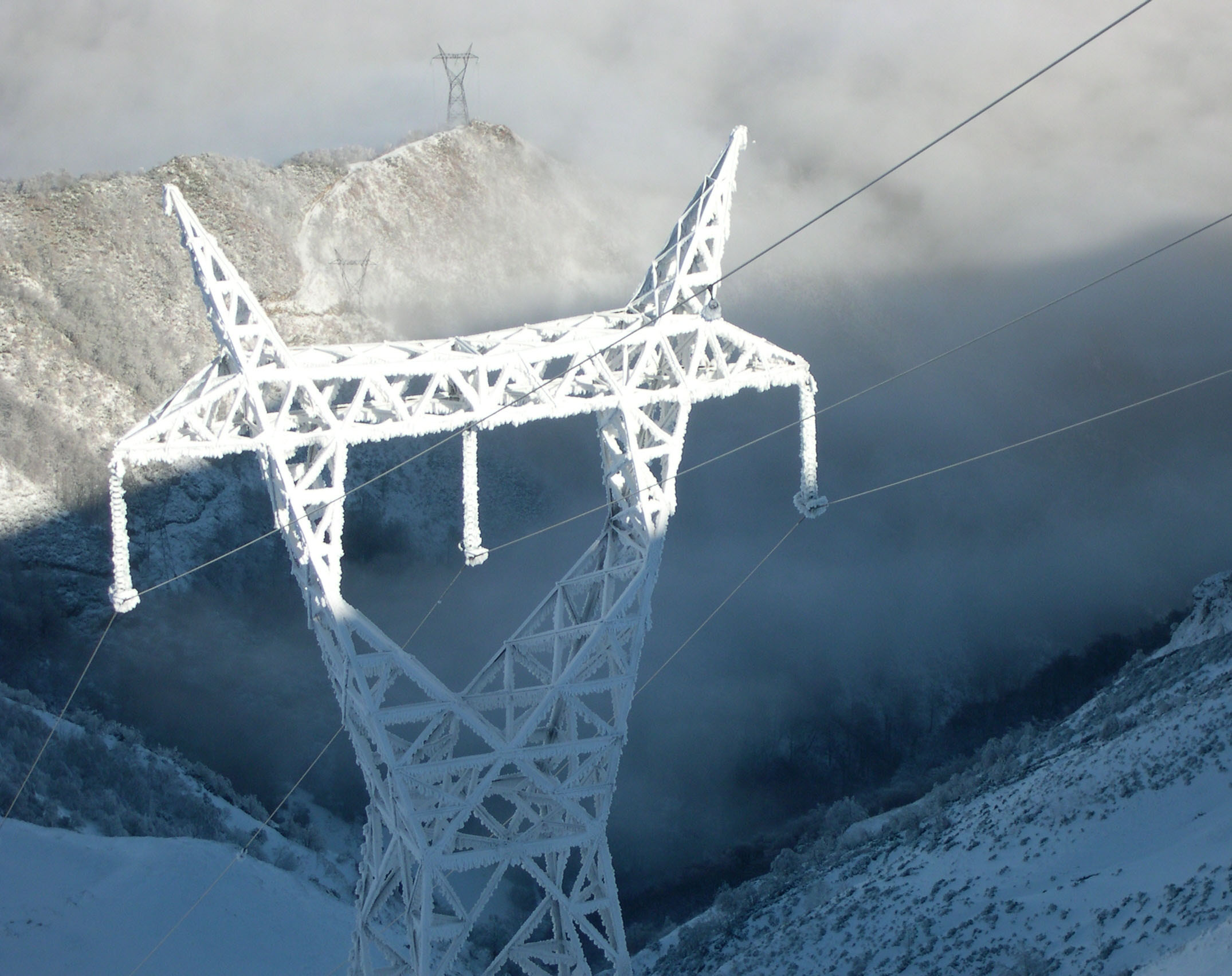 Torre eléctrica con nieve