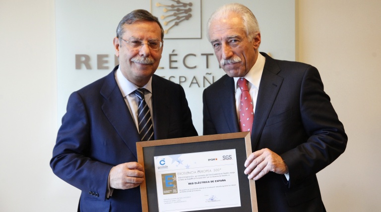 The Chairman of Red Eléctrica, José Folgado, pictured on the left, receives the European Seal of Excellence 500+ from the Secretary General of Club Excelencia en Gestión, Juan Liquete.