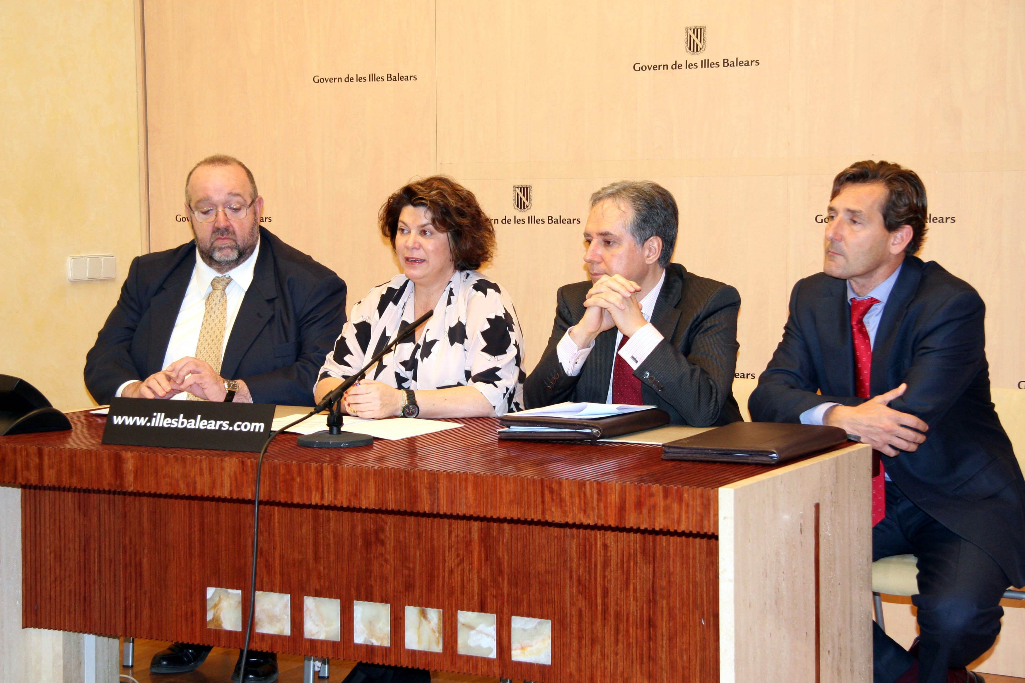 En el centro, la secretaria autonómica de Promoción Empresarial y Ocupación del Gobierno balear, Lourdes Cardona, y el Subdirector General de Operación de Red Eléctrica de España, Miguel Duvison, durante la presentación del Plan de Infraestructuras eléctricas de Baleares