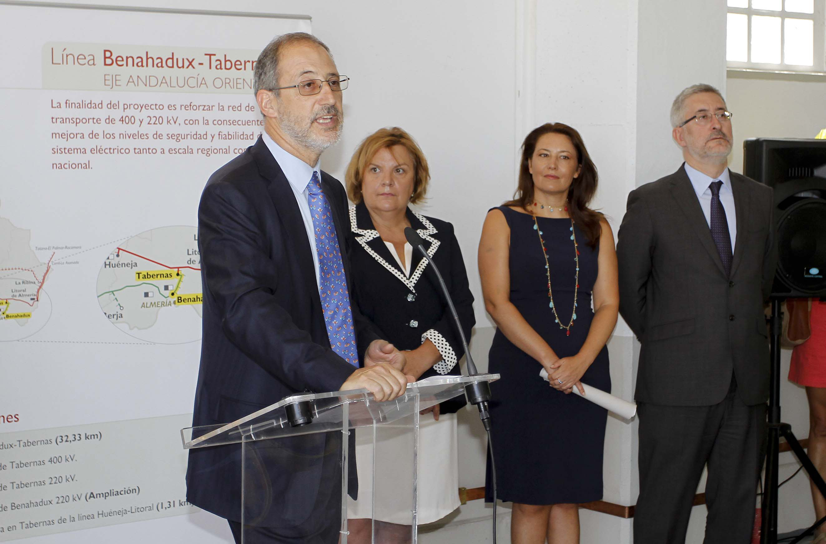 De izquierda a derecha, Carlos Collantes, director general de Transporte de Red Eléctrica; Nieves Jaén, alcaldesa de Tabernas; Carmen Crespo, delegada del Gobierno en Andalucía: y Antonio Ávila, consejero de Economía de la Junta de Andalucía, durante la inauguración de la línea eléctrica Tabernas-Benahadux