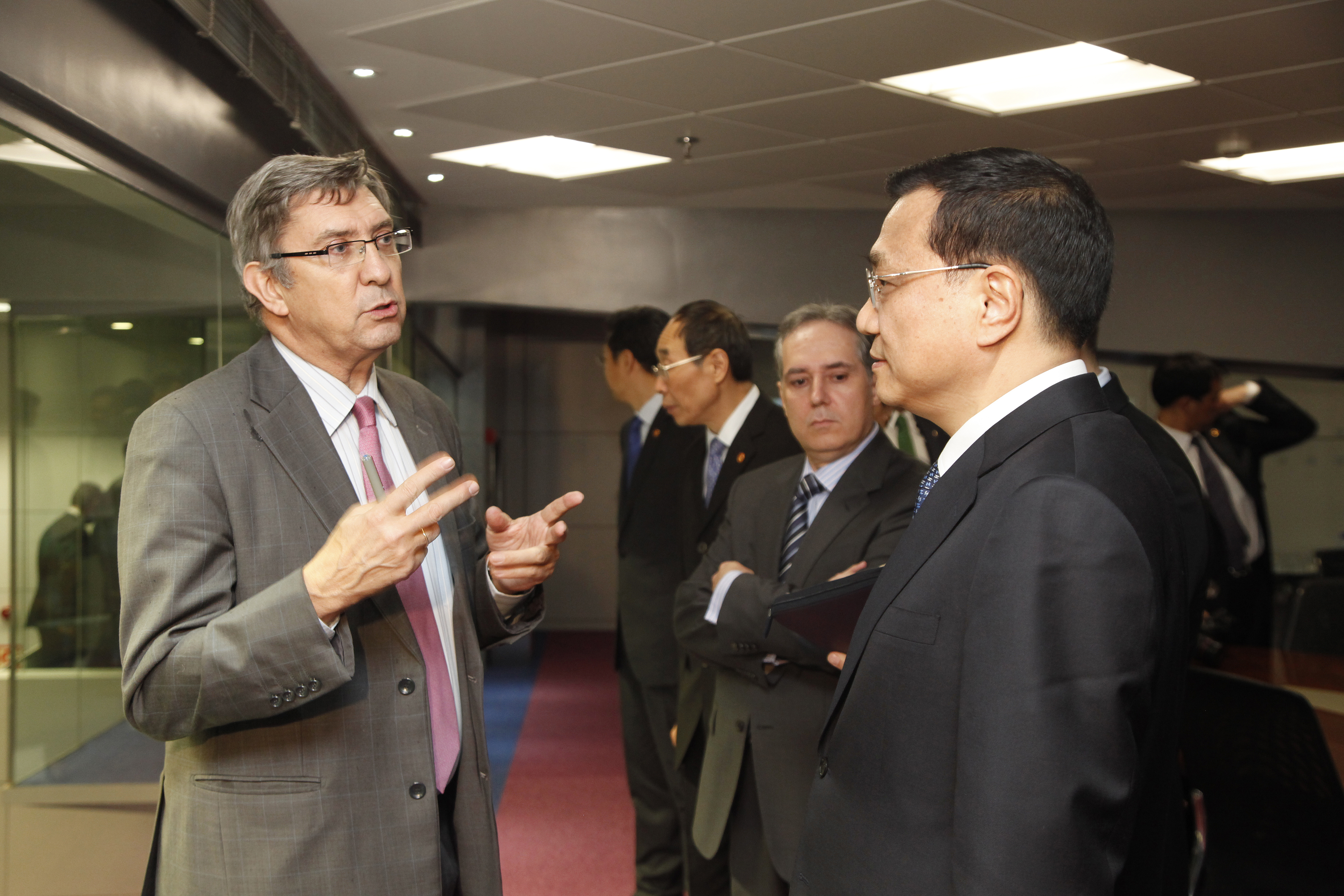 Alberto Carbajo, Miguel Duvison y Li Keqiang en un momento de la visita al Centro de Control de Energías Renovables (Cecre) de Red Eléctrica de España