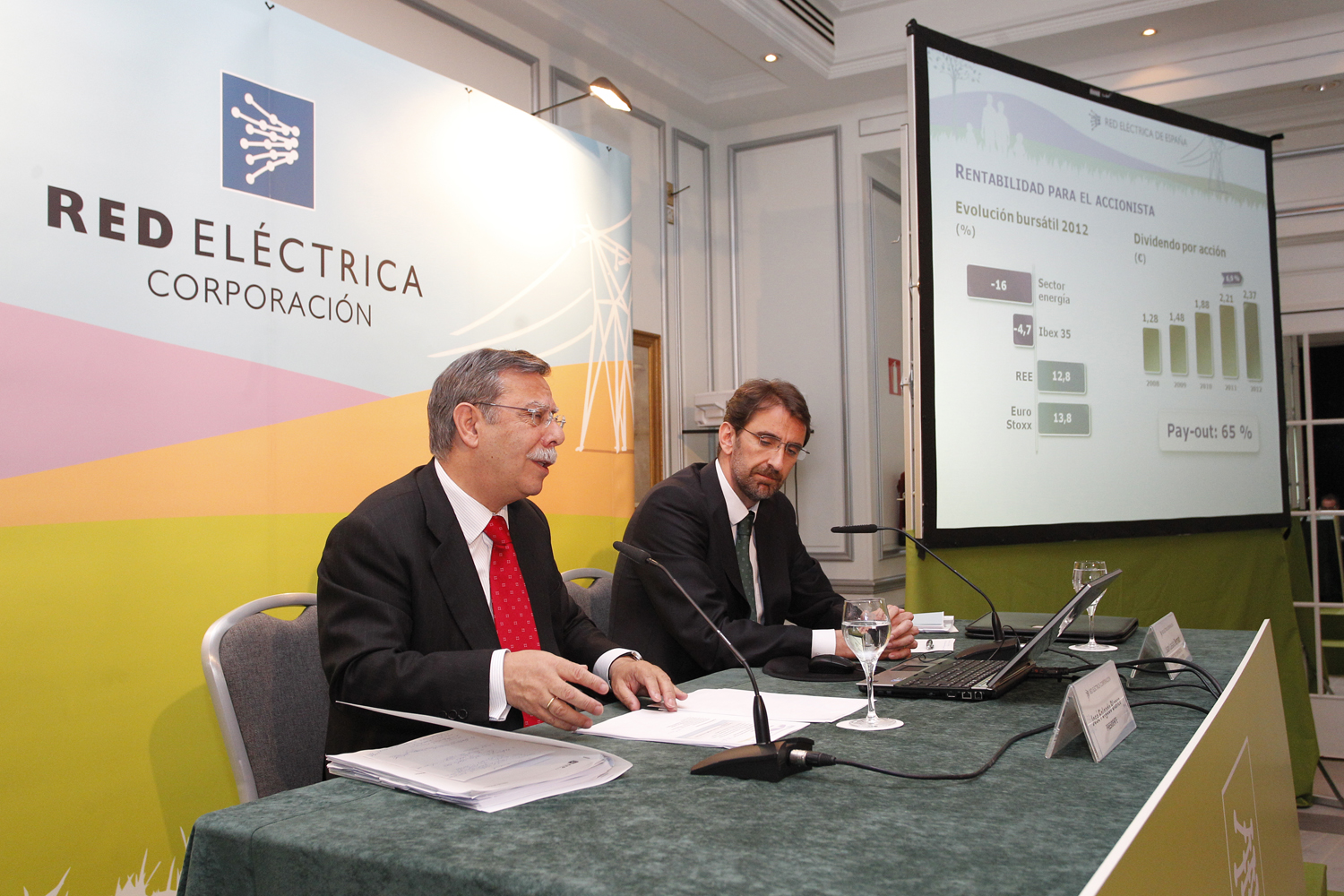 El presidente de Red Eléctrica, José Folgado, y el director corporativo Económico Financiero, Juan Lasala, en la rueda de prensa previa a la Junta General de Accionistas