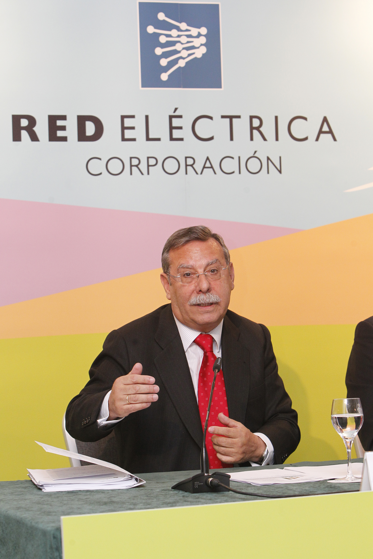 El presidente de Red Eléctrica, José Folgado, en un momento de la rueda de prensa previa a la Junta General de Accionistas