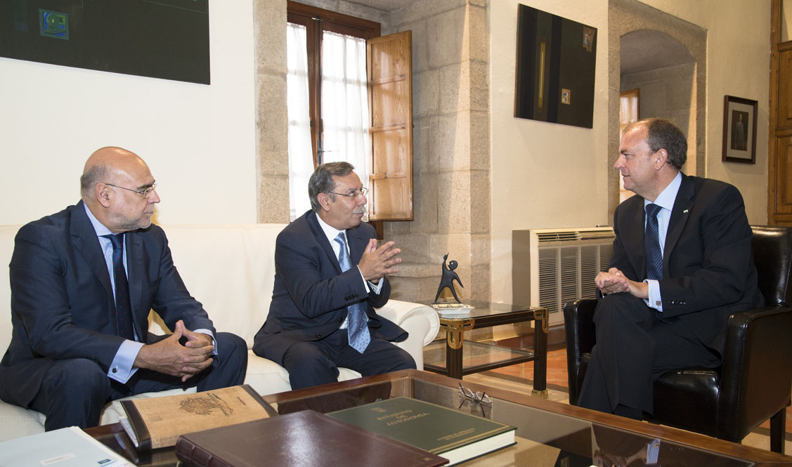 José Folgado y José Antonio Monago, charlan junto al consejero de Medio Ambiente y Energía, José Antonio Echávarri. / GOBIERNO DE EXTREMADURA