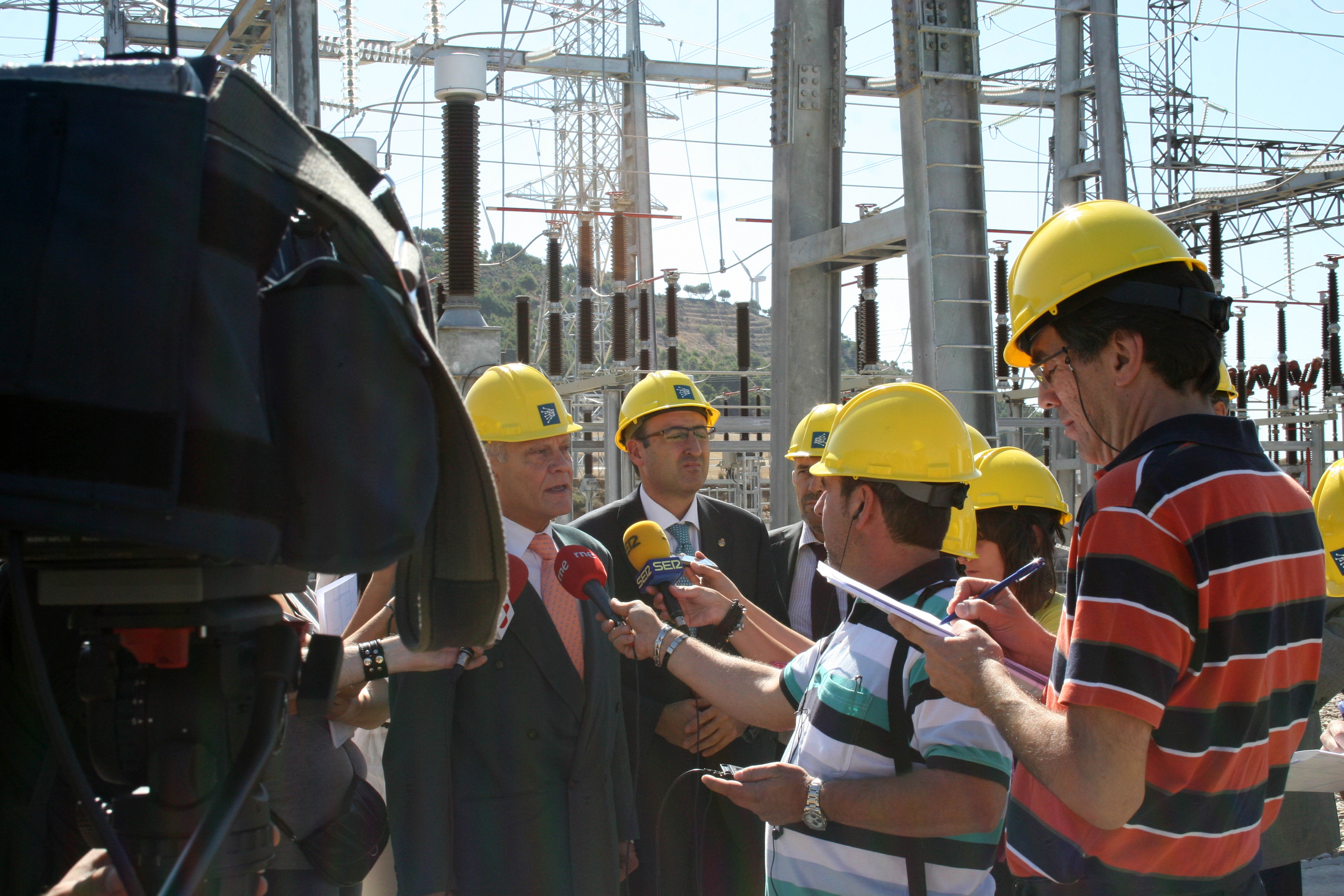 El director de Construcción de Red Eléctrica, Alberto Granda, y el alcalde de Palencia, Alfonso Polanco, atienden a los medios en la nueva subestación eléctrica de Palencia