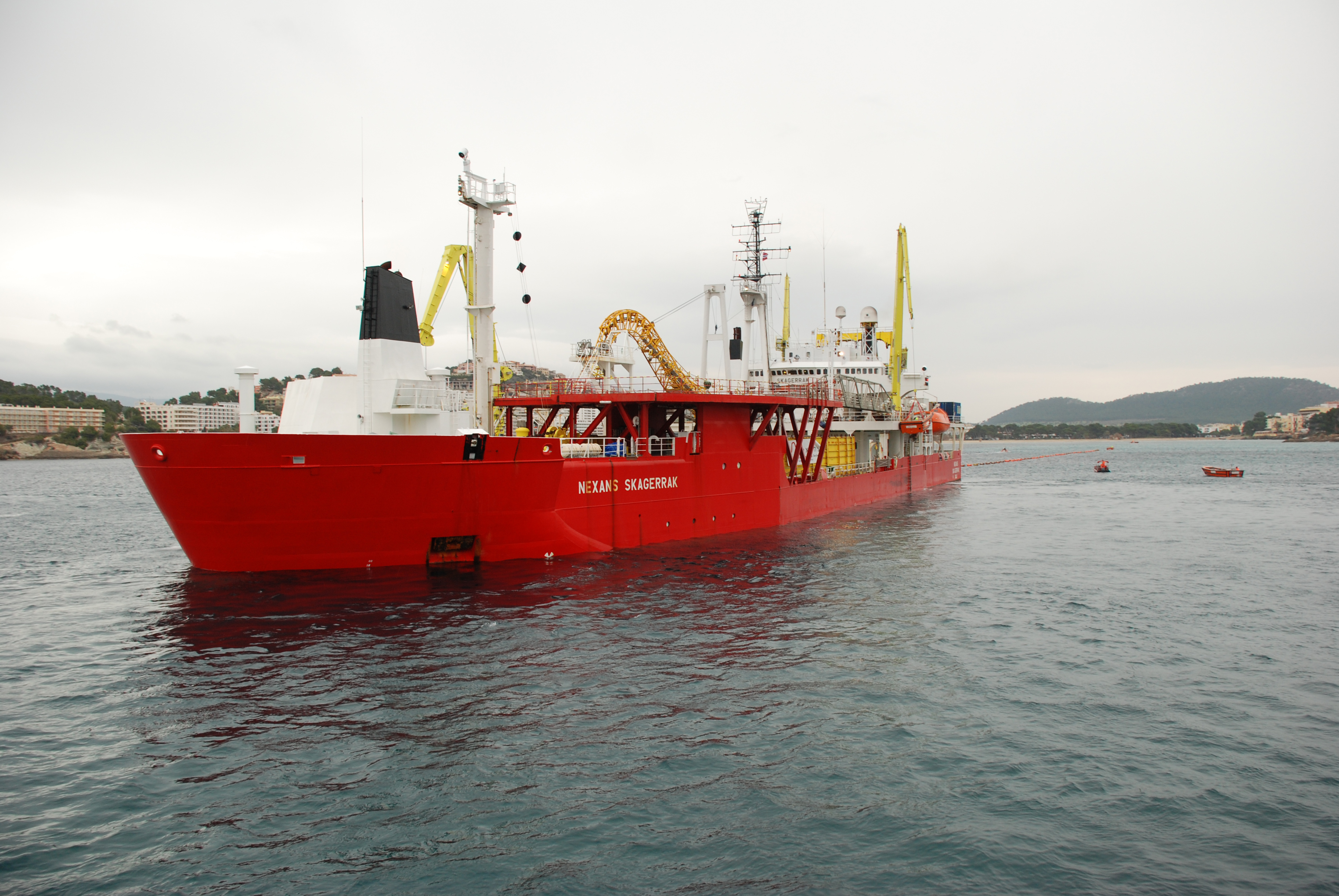 Barco cablero 'Skagerrak' en la bahía de Santa Ponsa en Mallorca