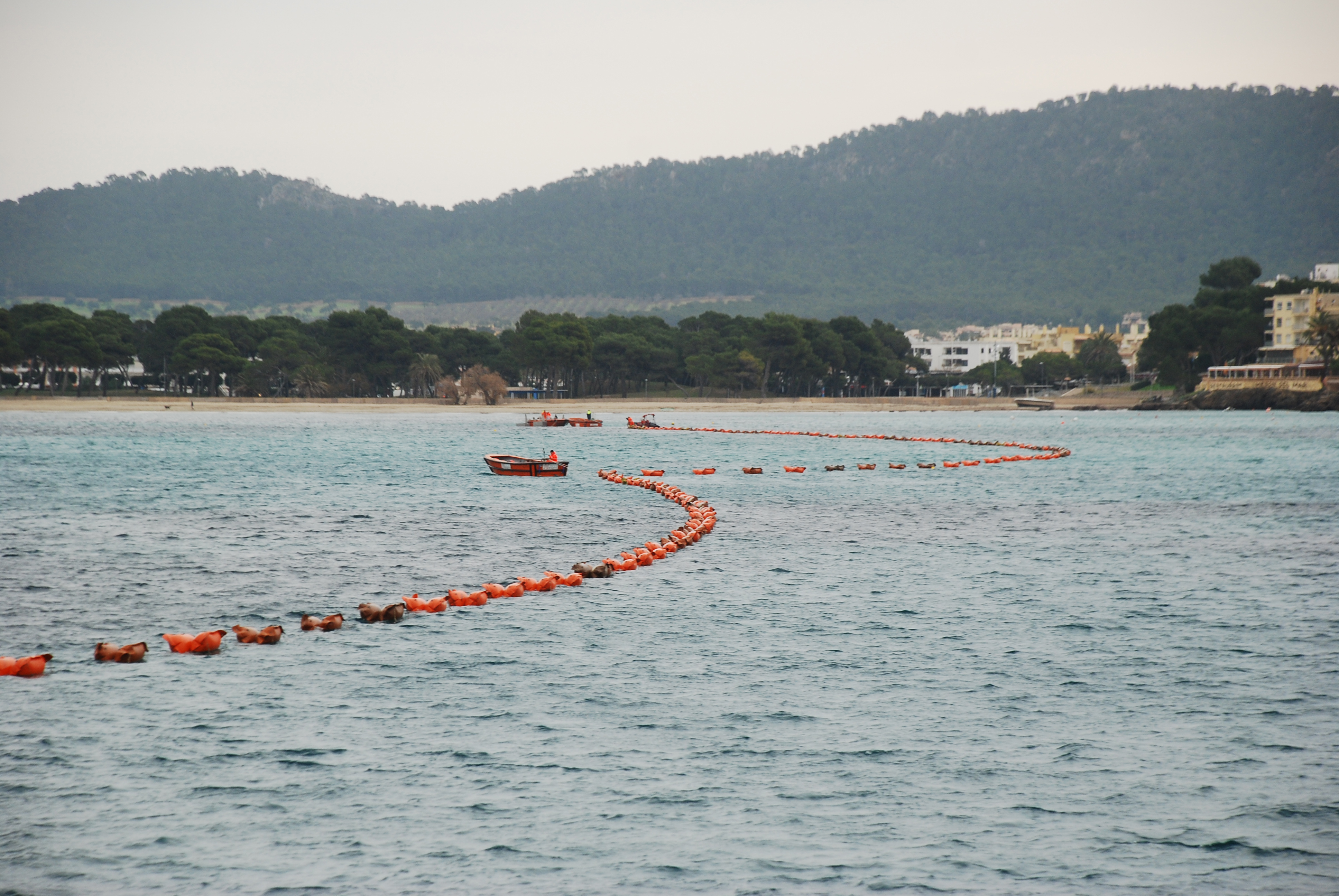 Tendido del cable submarino con la ayuda de flotadores en la bahía de Santa Ponsa en Mallorca