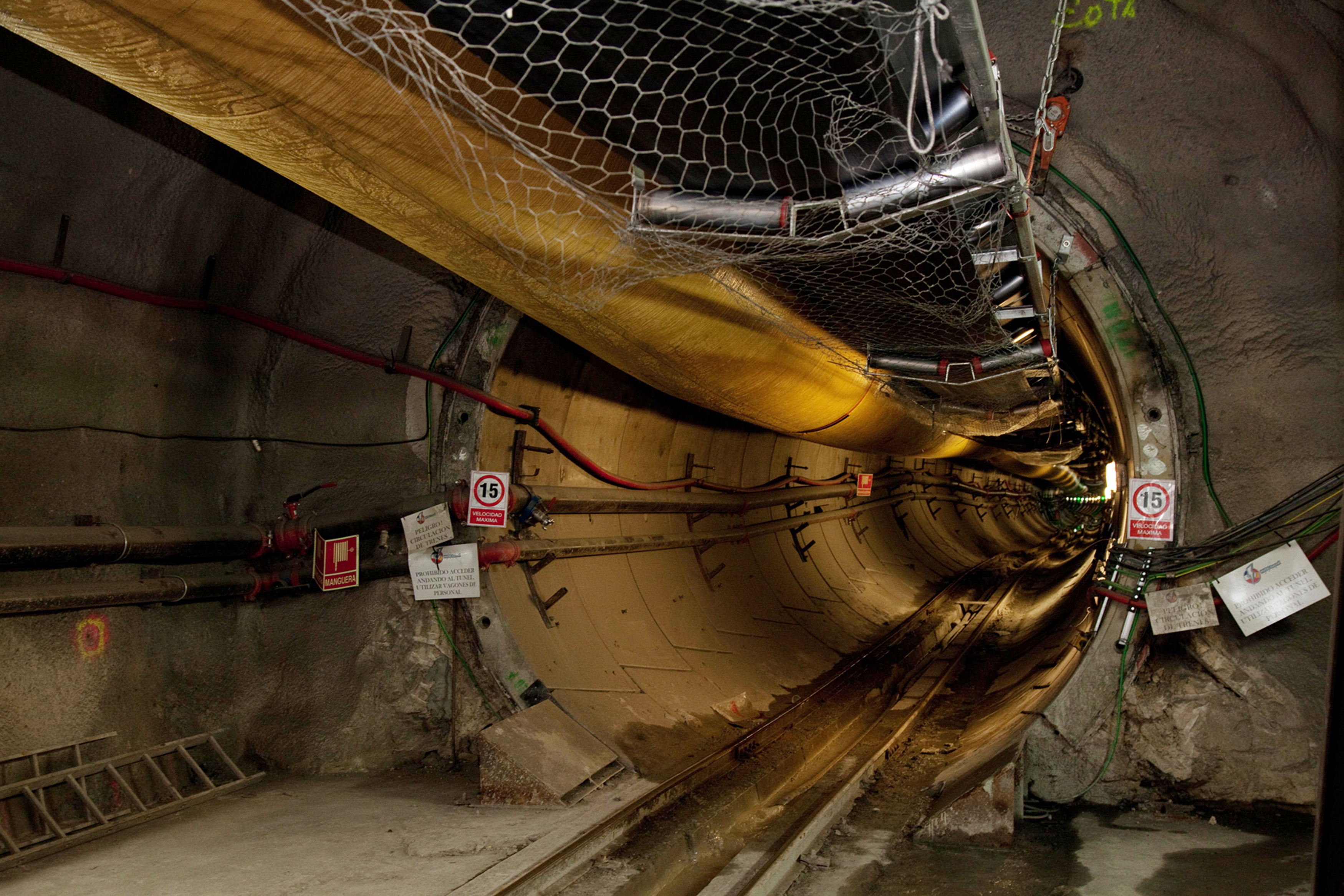 Entrada túnel de la interconexión eléctrica en La Junquera