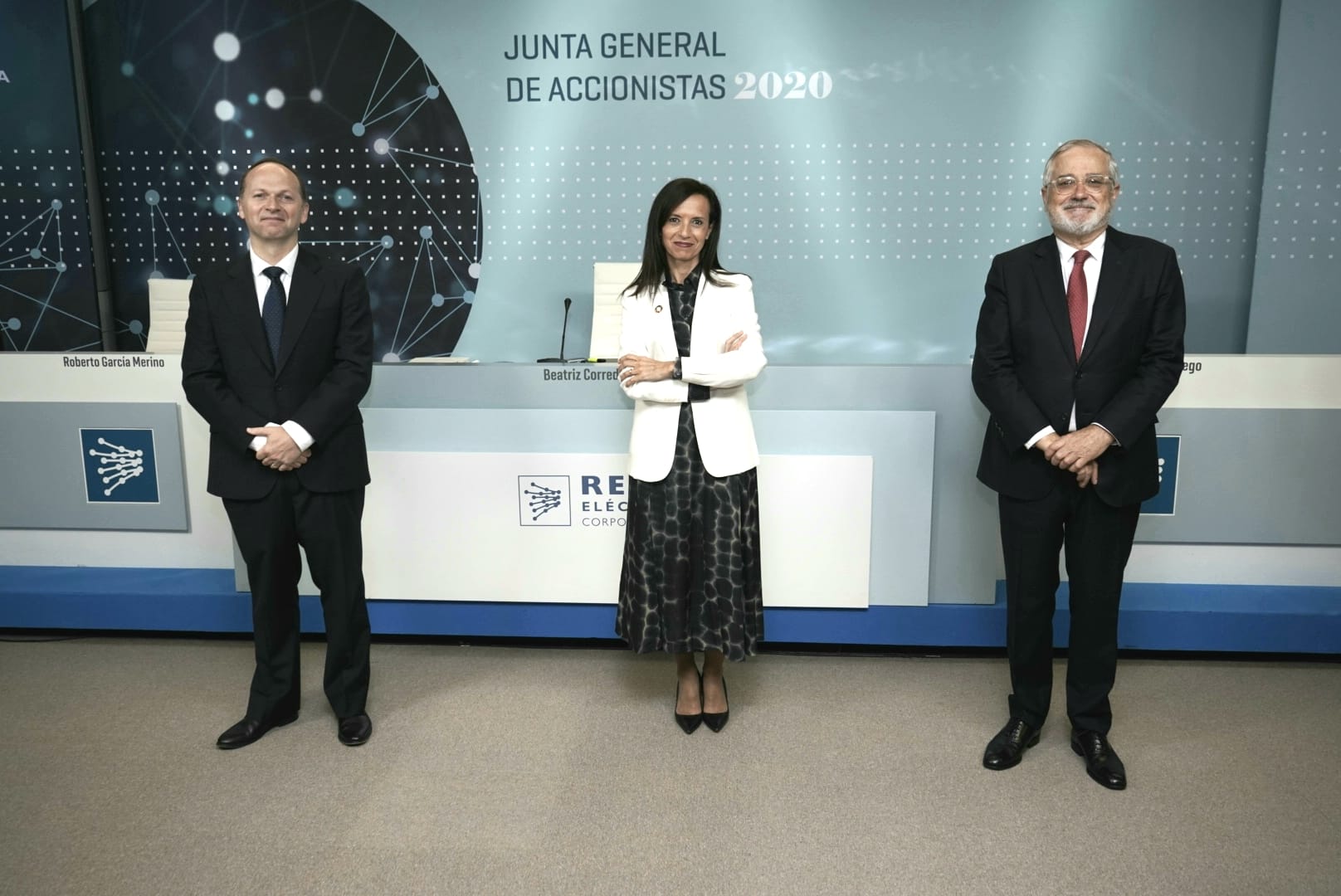 El consejero delegado, Roberto García Merino; la presidenta, Beatriz Corredor, y el secretario general del Consejo, Rafael García de Diego, antes de comenzar la Junta General de Accionistas 2020.