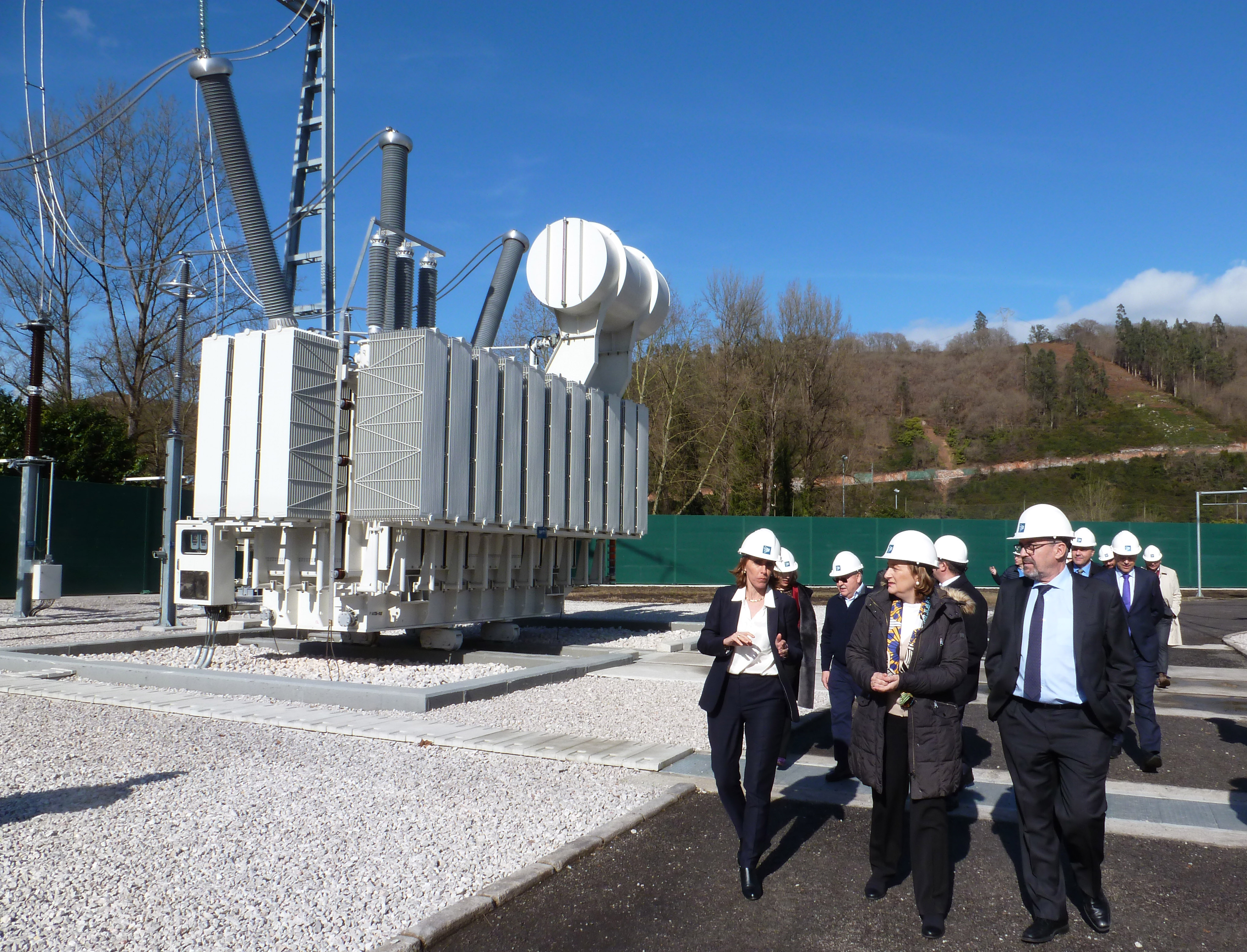 La directora general de Transporte de Red Eléctrica, Eva Pagán, y la delegada del Gobierno en Asturias, Delia Losa, durante la visita a la subestación de Soto de Ribera.