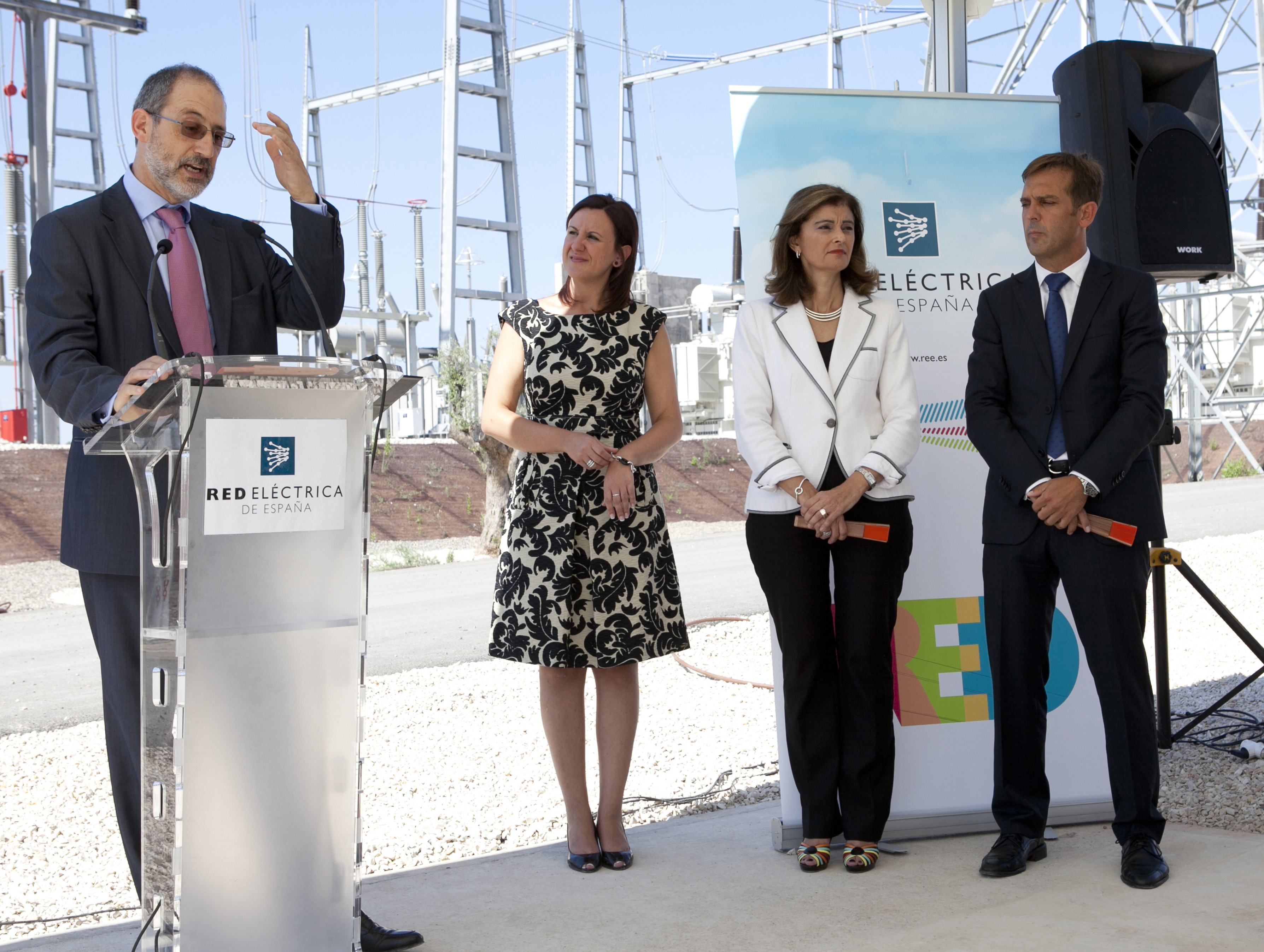 De izquierda a derecha: Carlos Collantes, director general de Transporte de Red Eléctrica; María José Catalá, alcaldesa de Torrent; Ana Botella, delegada del Gobierno en la Comunidad Valenciana, y Antonio Cejalvo, director de la Agencia Valenciana de Energía