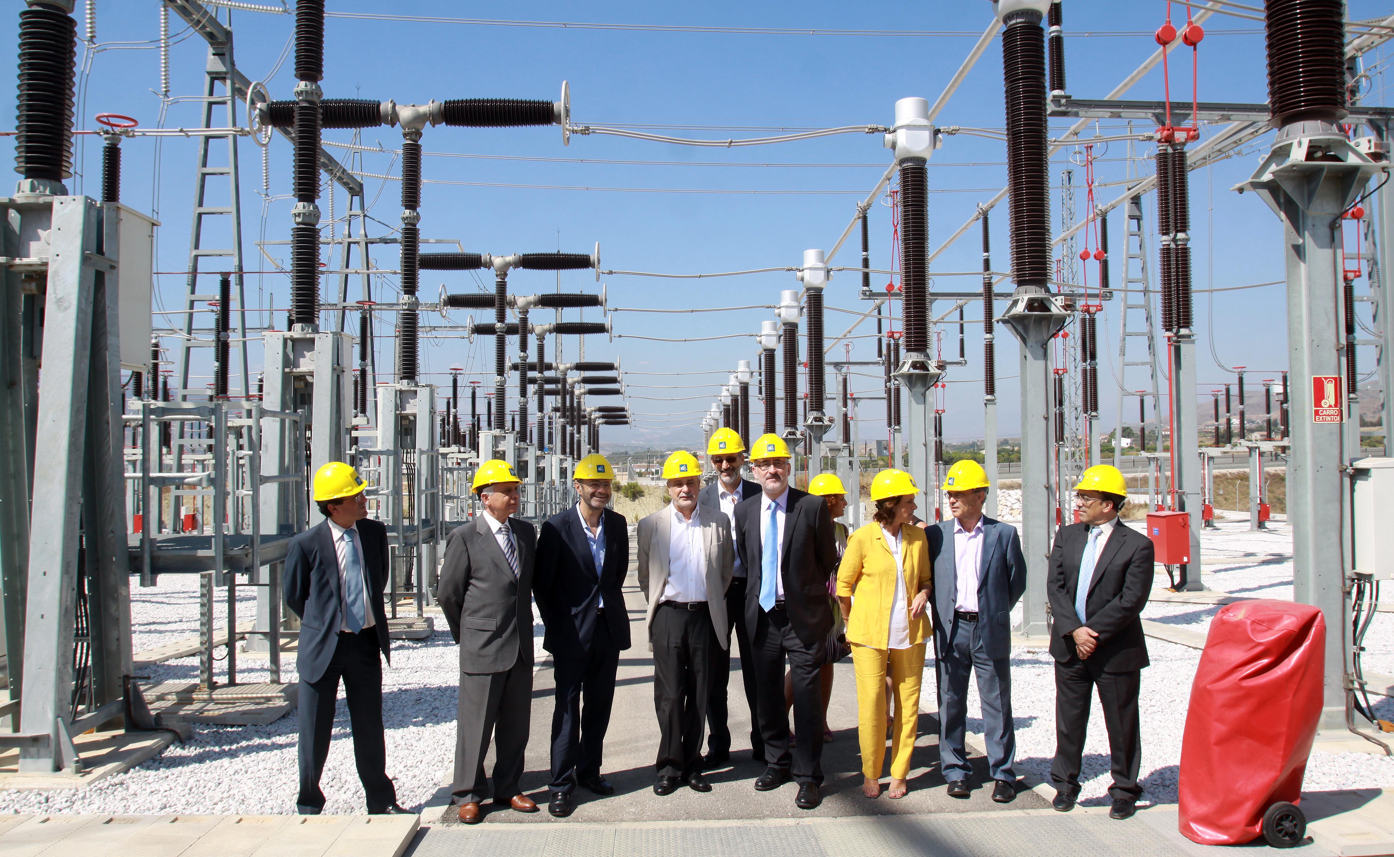 José Antonio Griñán y Luis Atienza recorren la subestación de Cártama, durante la inauguración