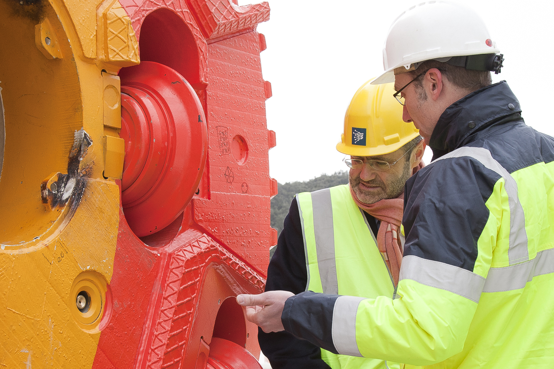 Luis Atienza, presidente de Red Eléctrica, junto a la tuneladora 'Alberes'