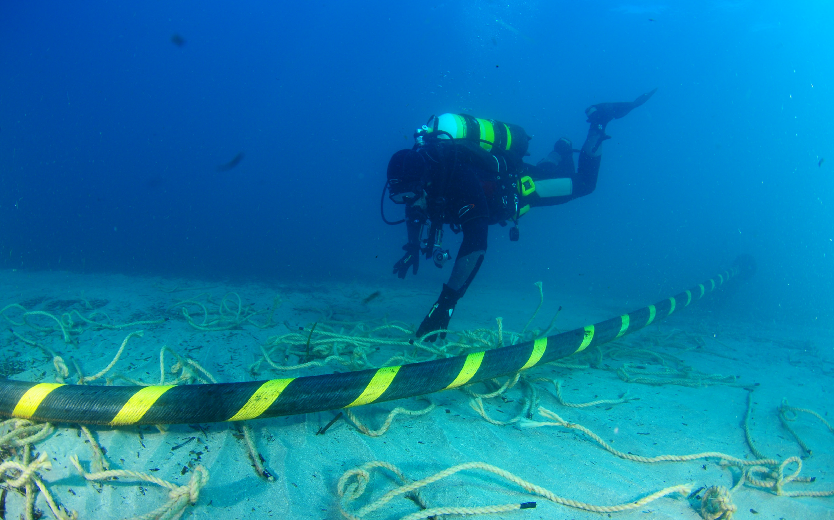 Primera interconexión submarina en corriente continua de 244 km de longitud y una profundidad máxima de 1.500 metros.