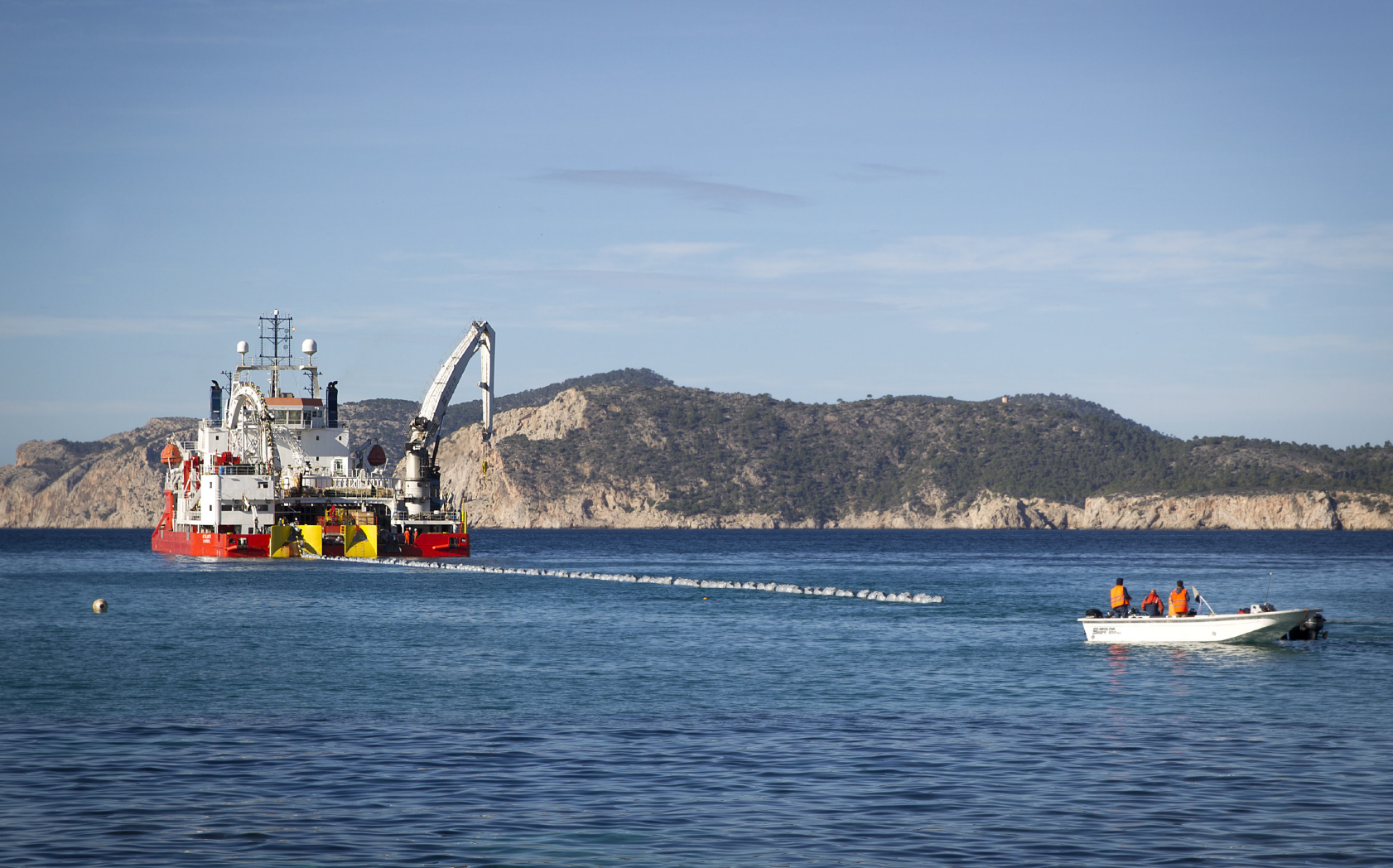 Conexión submarina en corriente alterna de 132 kV de tensión y 126 km de longitud, a una profundidad máxima de 800 metros.