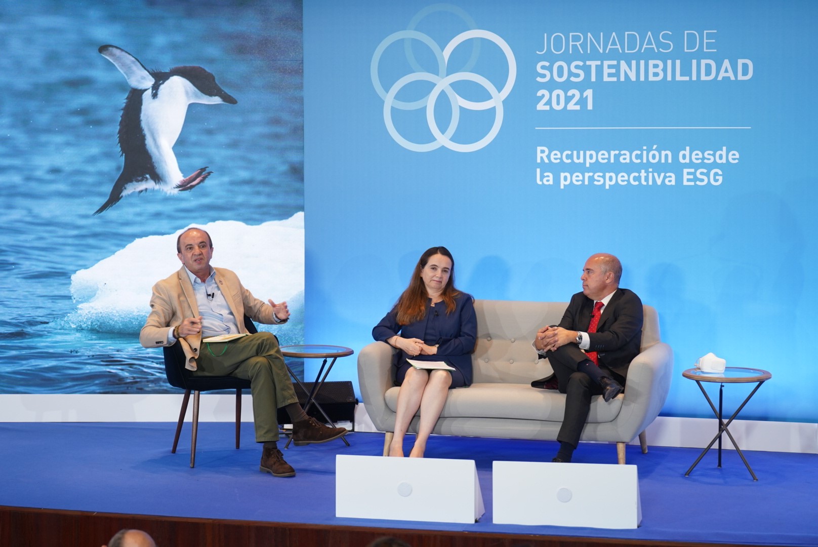 The environmental communicator, José Luis Gallego; assistant director general of the International Union for Conservation of Nature (IUCN), Grethel Aguilar, and the president and CEO of LG Electronics Iberia, Jaime de Jaráiz. 