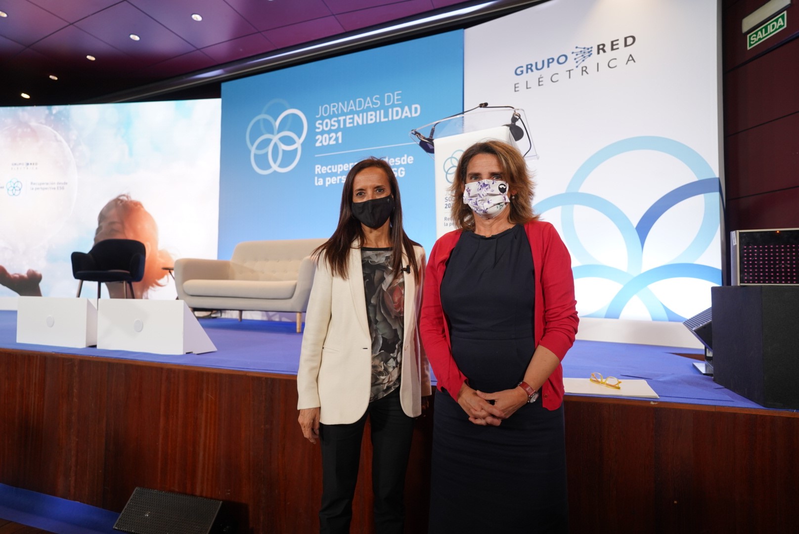 The chairwoman of the Red Eléctrica Group, Beatriz Corredor, with the minister for Ecological Transition and the Demographic Challenge, Teresa Ribera.