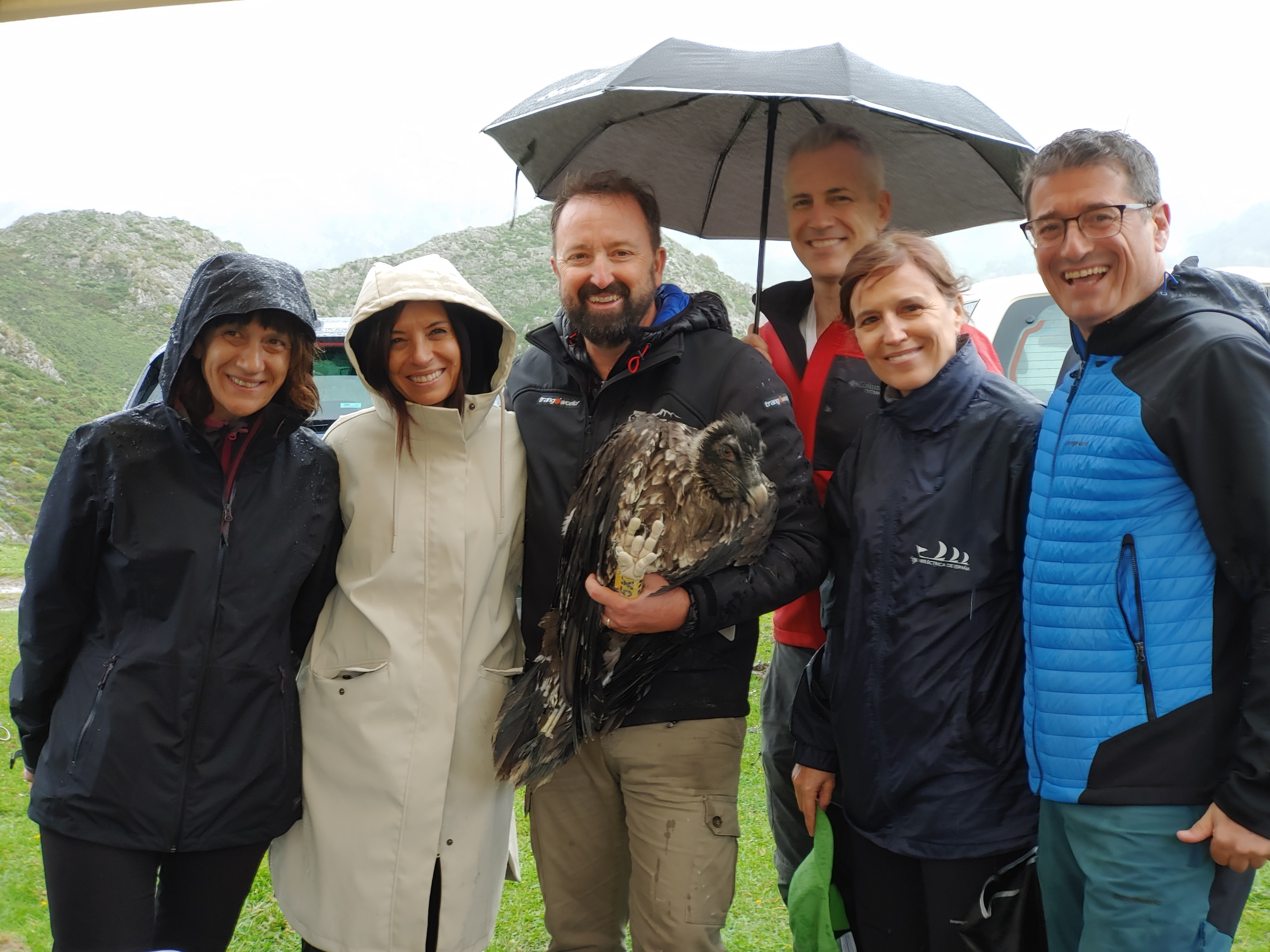 Grupo de personas junto a un quebrantahuesos