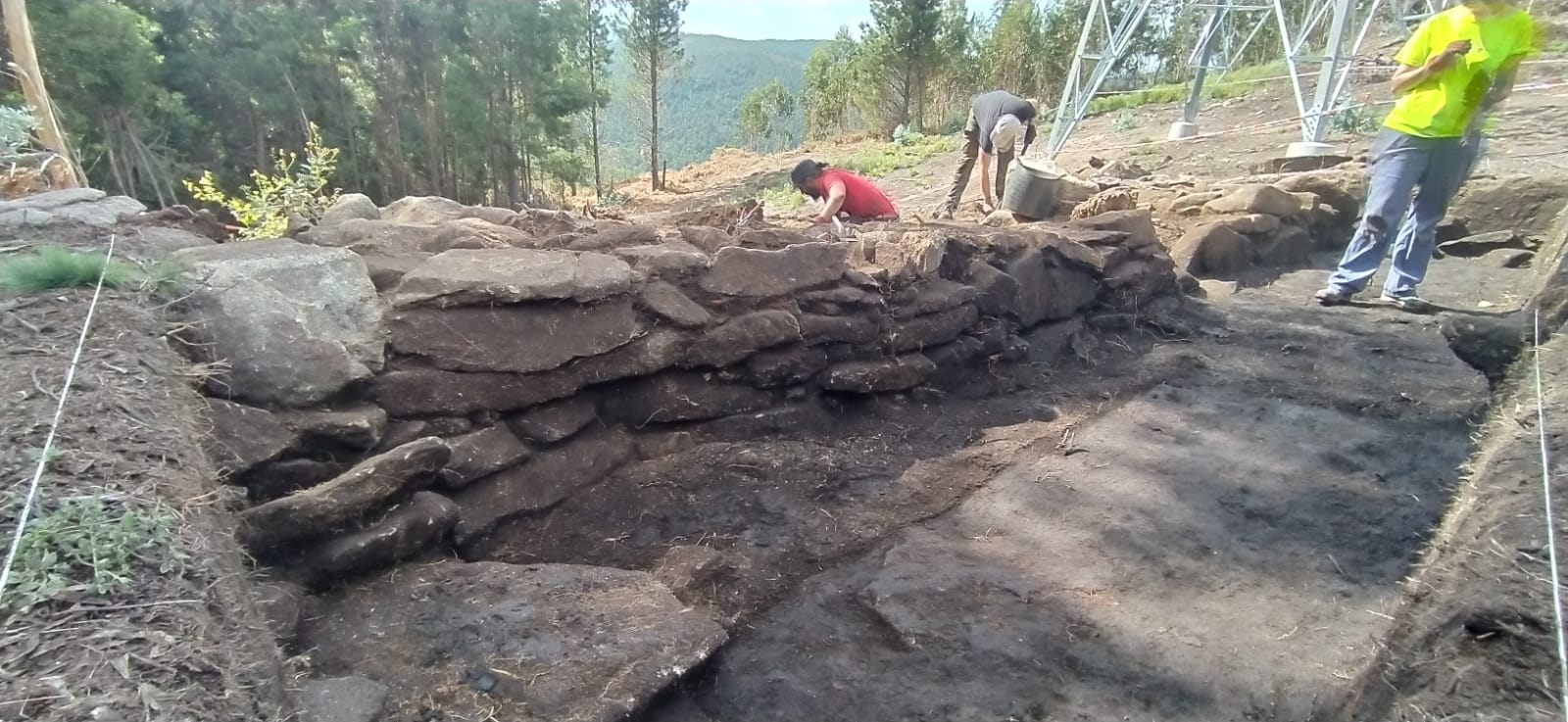 Excavaciones arqueológicas en el entorno de Castro Valente, entre Padrón y La Estrada