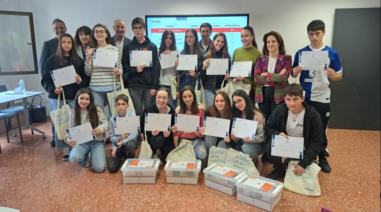 Foto de familia de los alumnos ganadores junto con sus profesores, la directora general de Gestión Educativa del Gobierno de La Rioja, Carolina Fernández Losada, y el delegado regional Nordeste de Redeia, José Ignacio Lallana