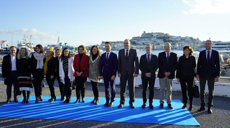 La presidenta de Red Eléctrica, Beatriz Corredor (quinta por la izquierda), junto a la ministra para la Transición Ecológica y el Reto Demográfico, Teresa Ribera, y la presidenta del Govern Balear, Francina Armengol. 