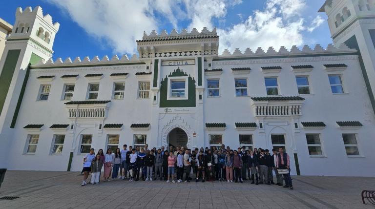 Imagen de todos los participantes, a las puertas del Centro Cultural Estación del Ferrocarril.