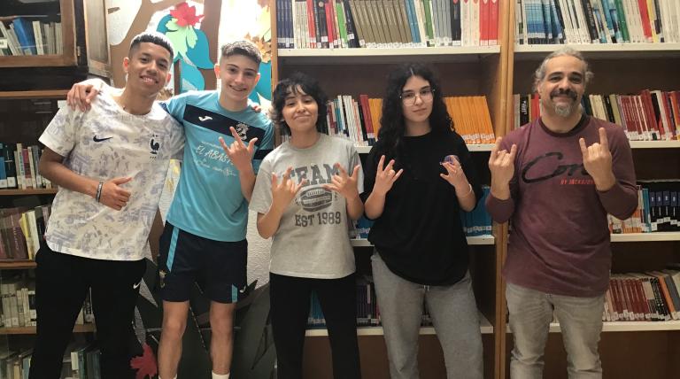 Las alumnas y alumnos que han ganado en 4º de ESO, junto a su profesor.