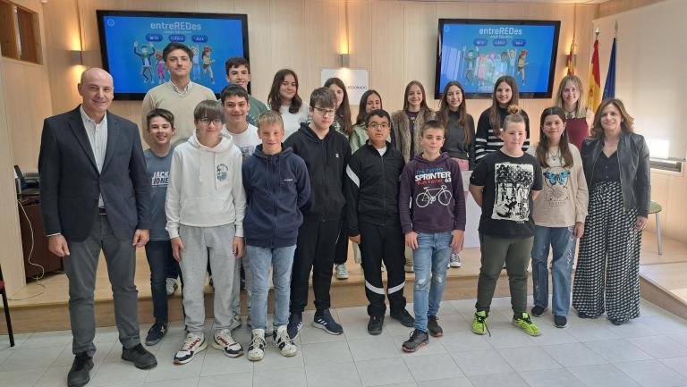 Foto de familia de los 16 alumnos ganadores, junto a sus profesores y la directora general de Política Educativa, Ordenación Académica y Educación Permanente del Gobierno de Aragón, Ana María Moracho, y el delegado de la Región Nordeste de Redeia, José Ignacio Lallana.