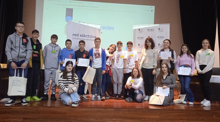 Foto de familia de los equipos ganadores que acudirán a la final nacional