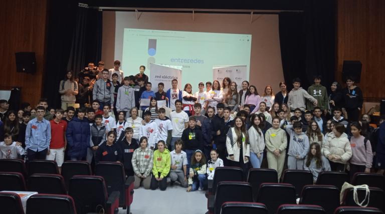 Foto de familia de todos los equipos participantes en la final autonómica