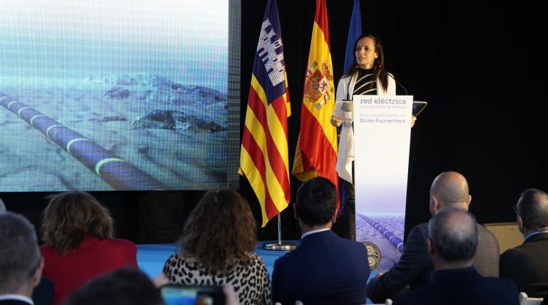 La presidenta de Redeia, Beatriz Corredor, interviene en el acto de finalización del tendido submarino.