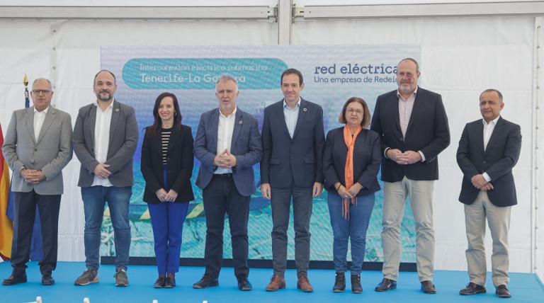 De izquierda a derecha: Casimiro Curbelo, presidente del Cabildo de La Gomera; José Antonio Valbuena, consejero de Transición Ecológica, Lucha contra el Cambio Climático y Planificación Territorial del Gobierno de Canarias; Beatriz Corredor, presidenta de Redeia; Ángel Victor Torres, presidente de Canarias; Marc Pons, comisionado para el Impulso de la Energía Sostenible en Sistemas Insulares; Josefa Mesa, alcaldesa de Guía de Isora; Enrique Arriaga, vicepresidente primero del Cabildo de Tenerife y Javier Pl