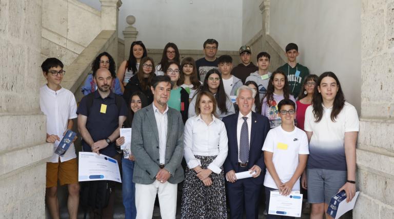 Los cuatro equipos ganadores junto a la consejera de Educación, el director general de Innovación y Formación del Profesorado y el responsable de Innovación Social de Redeia.