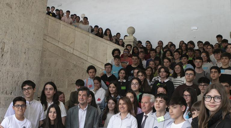 Foto de familia de todos los participantes de las olimpiadas entreREDes