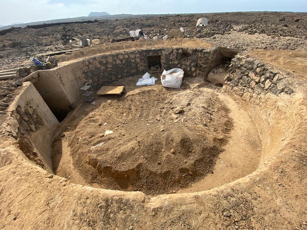 Vista general de los trabajos de restauración de una de las casamatas de Corralejo (Fuerteventura)