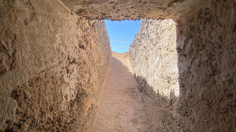 Rampa de acceso al interior de la casamata.