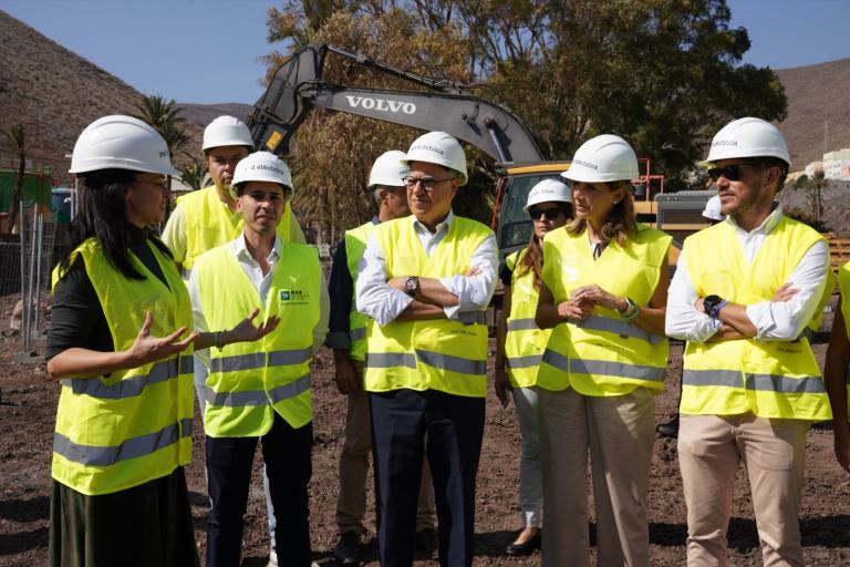 <p>     El consejero de Transición Ecológica y Energía de Canarias, Mariano H. Zapata y el presidente del Cabildo de La Gomera, Casimiro Curbelo, visitan las obras de la interconexión en La Gomera, junto a la delegada de Redeia en Canarias, Ainara Irigoyen, al director de Tramitaciones y Medio Ambiente de Red Eléctrica, Luis Velasco y la directora del proyecto del enlace eléctrico, Sara Fernández </p>