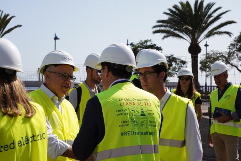 El consejero de Transición Ecológica y Energía de Canarias, Mariano H. Zapata y el presidente del Cabildo de La Gomera, Casimiro Curbelo, visitan las obras de la interconexión en La Gomera, junto a la delegada de Redeia en Canarias, Ainara Irigoyen, al director de Tramitaciones y Medio Ambiente de Red Eléctrica, Luis Velasco y la directora del proyecto del enlace eléctrico, Sara Fernández