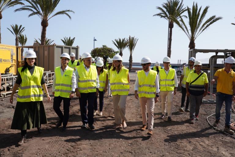 <p>     El consejero de Transición Ecológica y Energía de Canarias, Mariano H. Zapata y el presidente del Cabildo de La Gomera, Casimiro Curbelo, visitan las obras de la interconexión en La Gomera, junto a la delegada de Redeia en Canarias, Ainara Irigoyen, al director de Tramitaciones y Medio Ambiente de Red Eléctrica, Luis Velasco y la directora del proyecto del enlace eléctrico, Sara Fernández </p>