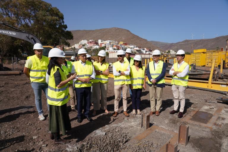 El consejero de Transición Ecológica y Energía de Canarias, Mariano H. Zapata y el presidente del Cabildo de La Gomera, Casimiro Curbelo, visitan las obras de la interconexión en La Gomera, junto a la delegada de Redeia en Canarias, Ainara Irigoyen, al director de Tramitaciones y Medio Ambiente de Red Eléctrica, Luis Velasco y la directora del proyecto del enlace eléctrico, Sara Fernández